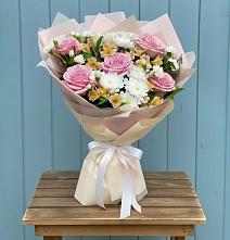 Букет цветов из:  Гвоздики, Орхидеи и Розы в Ирбите