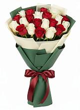 Букет Микс из красных и белых роз в Ирбите