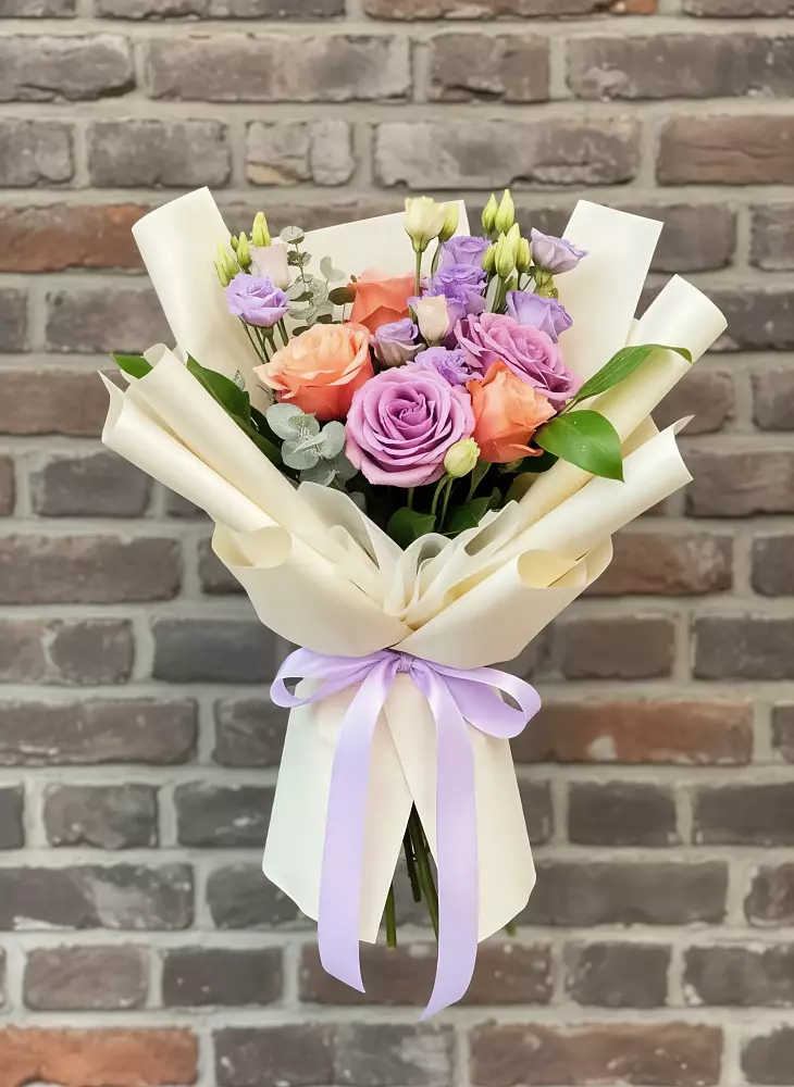 Букет цветов из: Лизиантусы и Розы в Ирбите