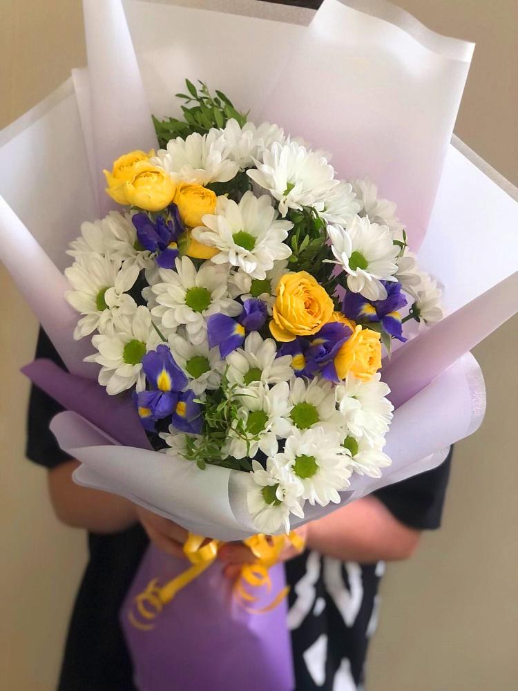 Букет цветов из: Ирисы, Хризантемы и Розы в Ирбите