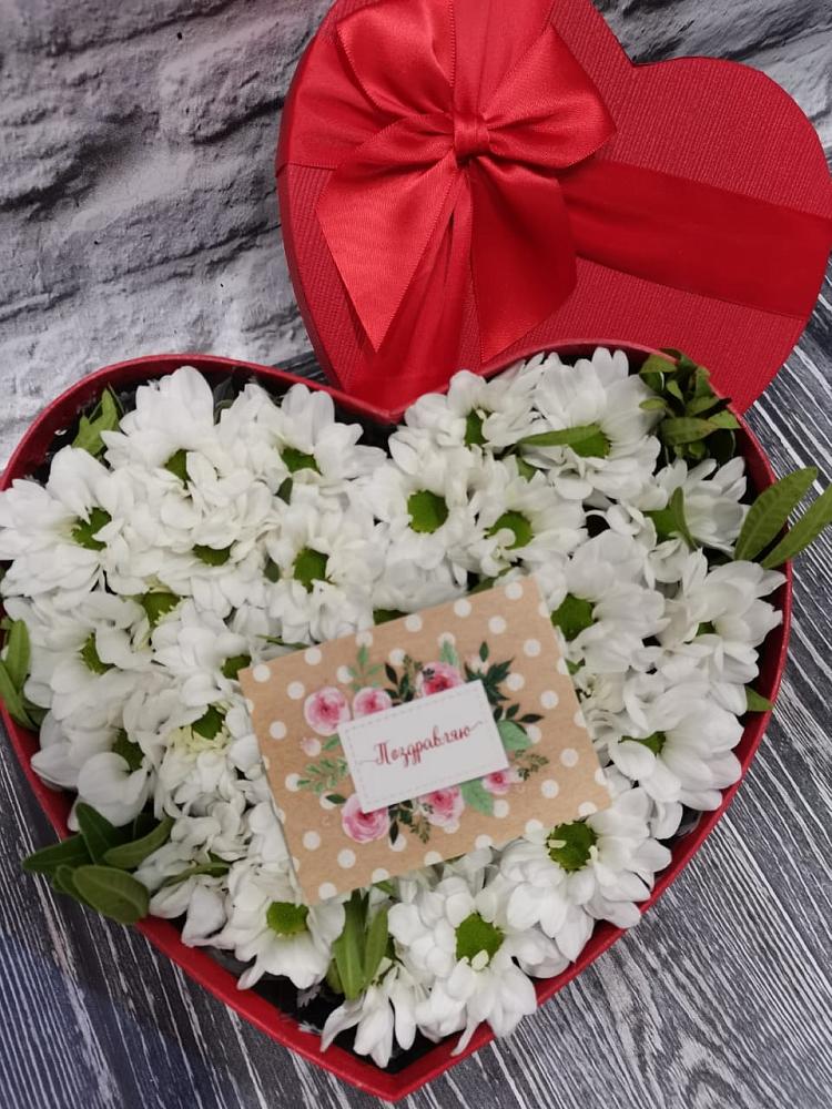 Цветочная композиция из Хризантемы в виде сердца в Ирбите