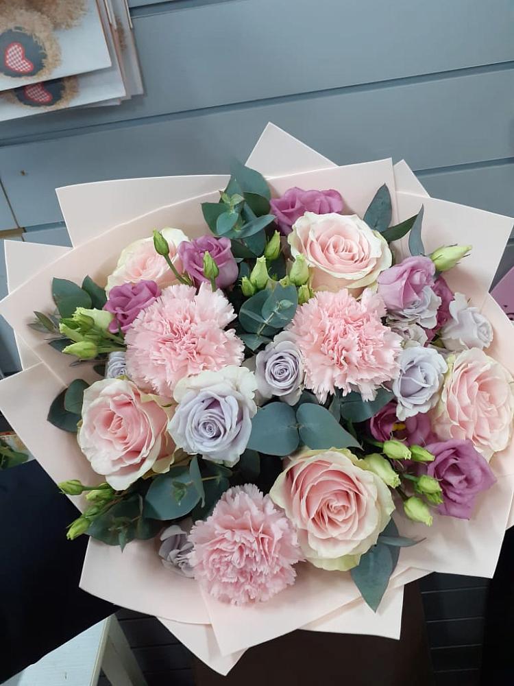 Букет цветов из: Розы, Гвоздики и Лизиантусы в Ирбите